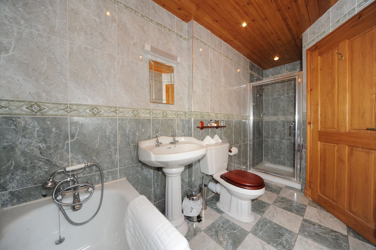 classic double or twin room | bathroom | free toiletries, hair dryer, bathrobes, towels