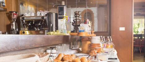 Petit déjeuner et dîner servis sur place, restauration en plein air