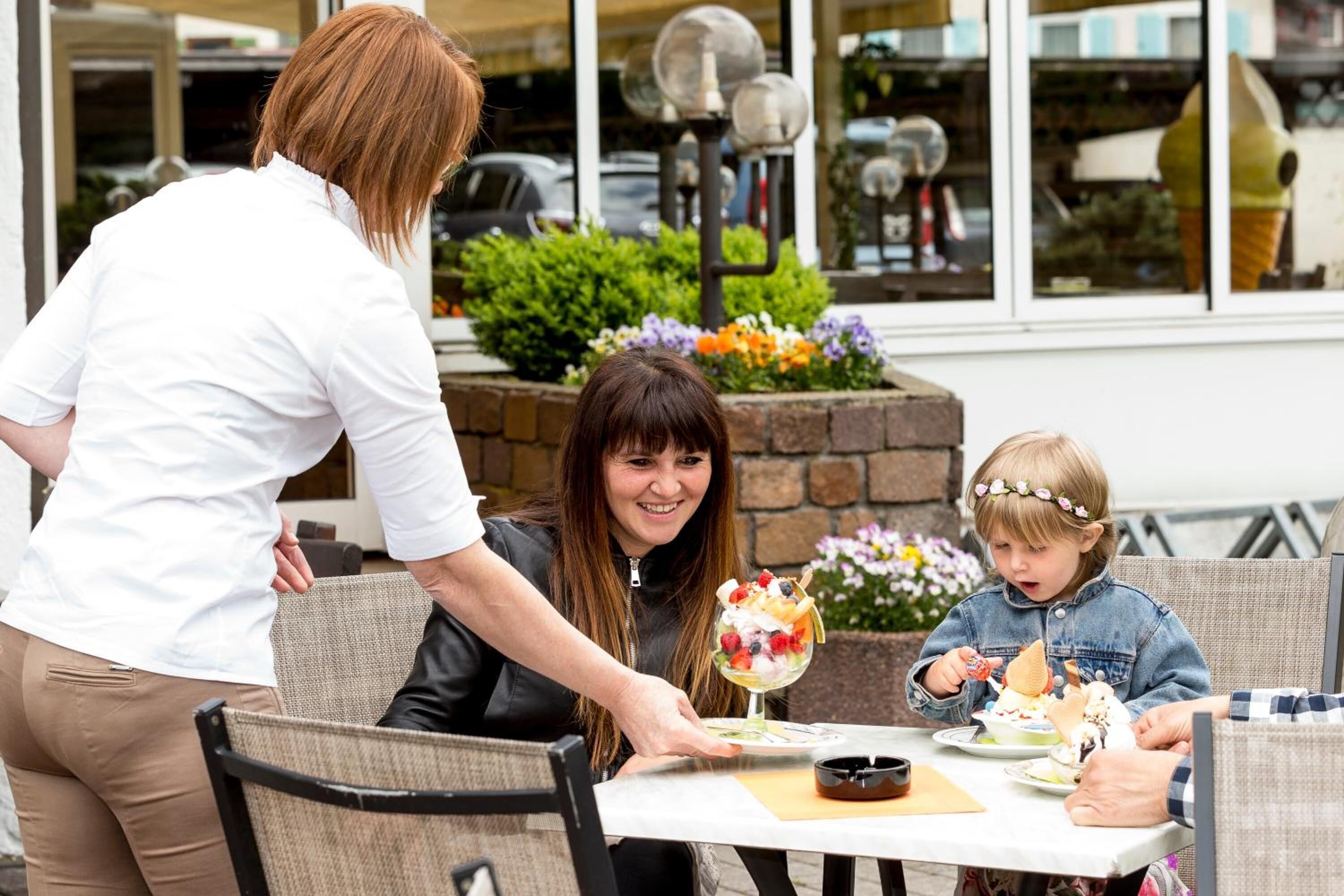 Se sirven desayunos, cenas y cocina alemana con mesas al aire libre