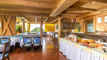 Breakfast, dinner served; German cuisine, alfresco dining