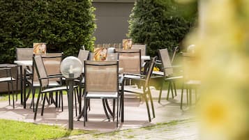 Breakfast, dinner served; German cuisine, alfresco dining