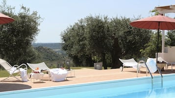 Piscine extérieure, parasols de plage, chaises longues