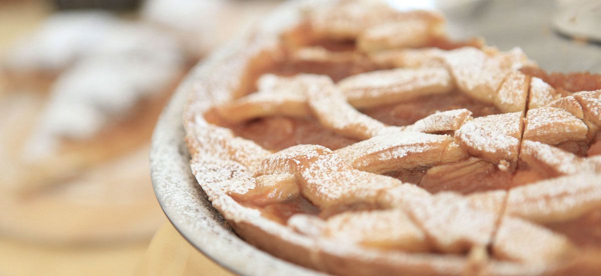 Une tarte avec une pâte en croisillons, présentée sur une assiette.