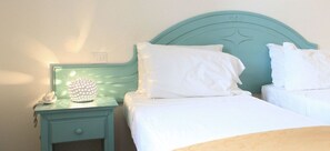 Minibar, caja de seguridad en la habitación y decoración personalizada 