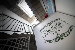 Una scala con un cartello che indica 'Garibaldi Bed & Breakfast'.