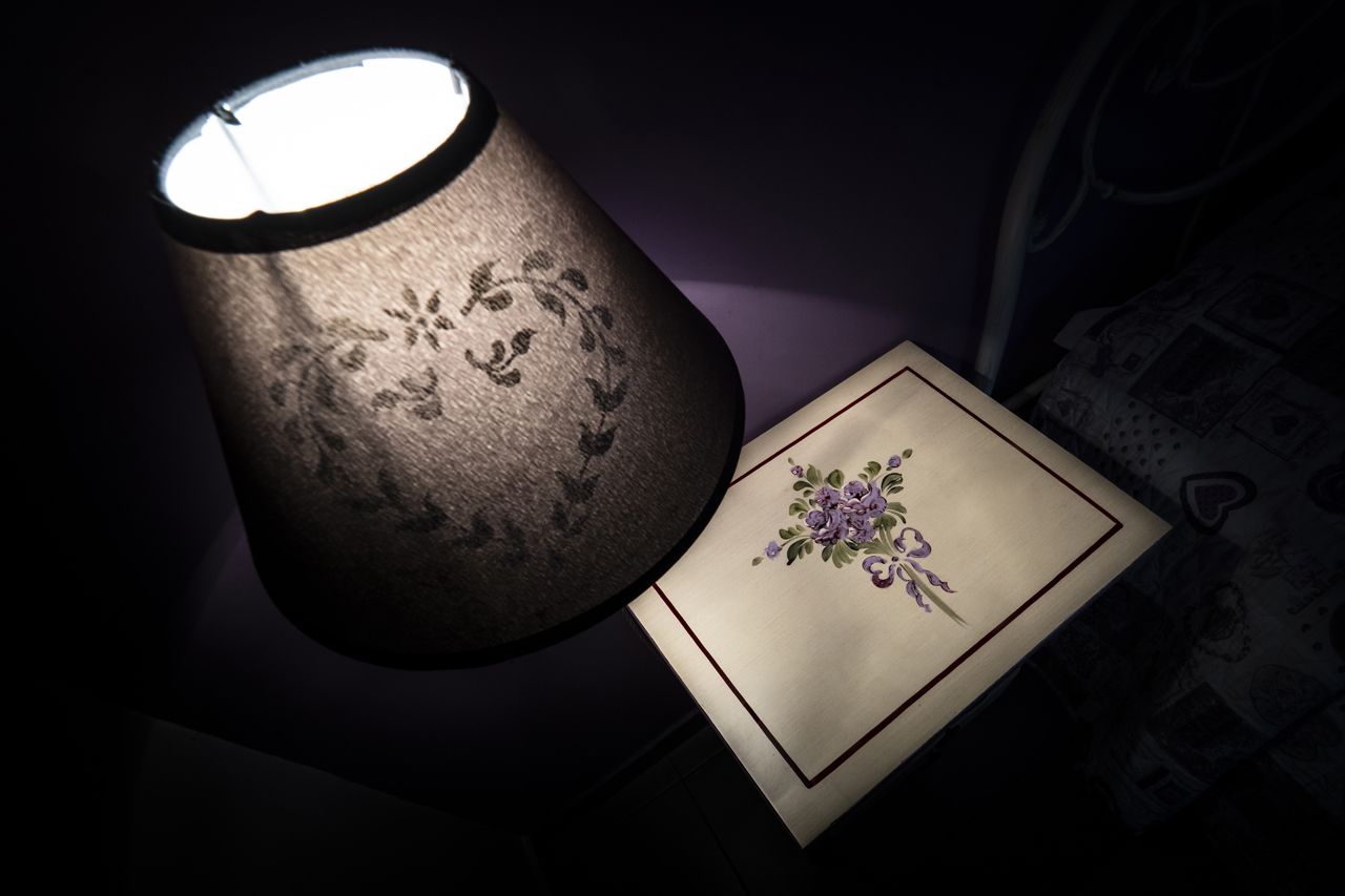 Una lámpara con estampado floral y una caja decorativa con diseño floral.