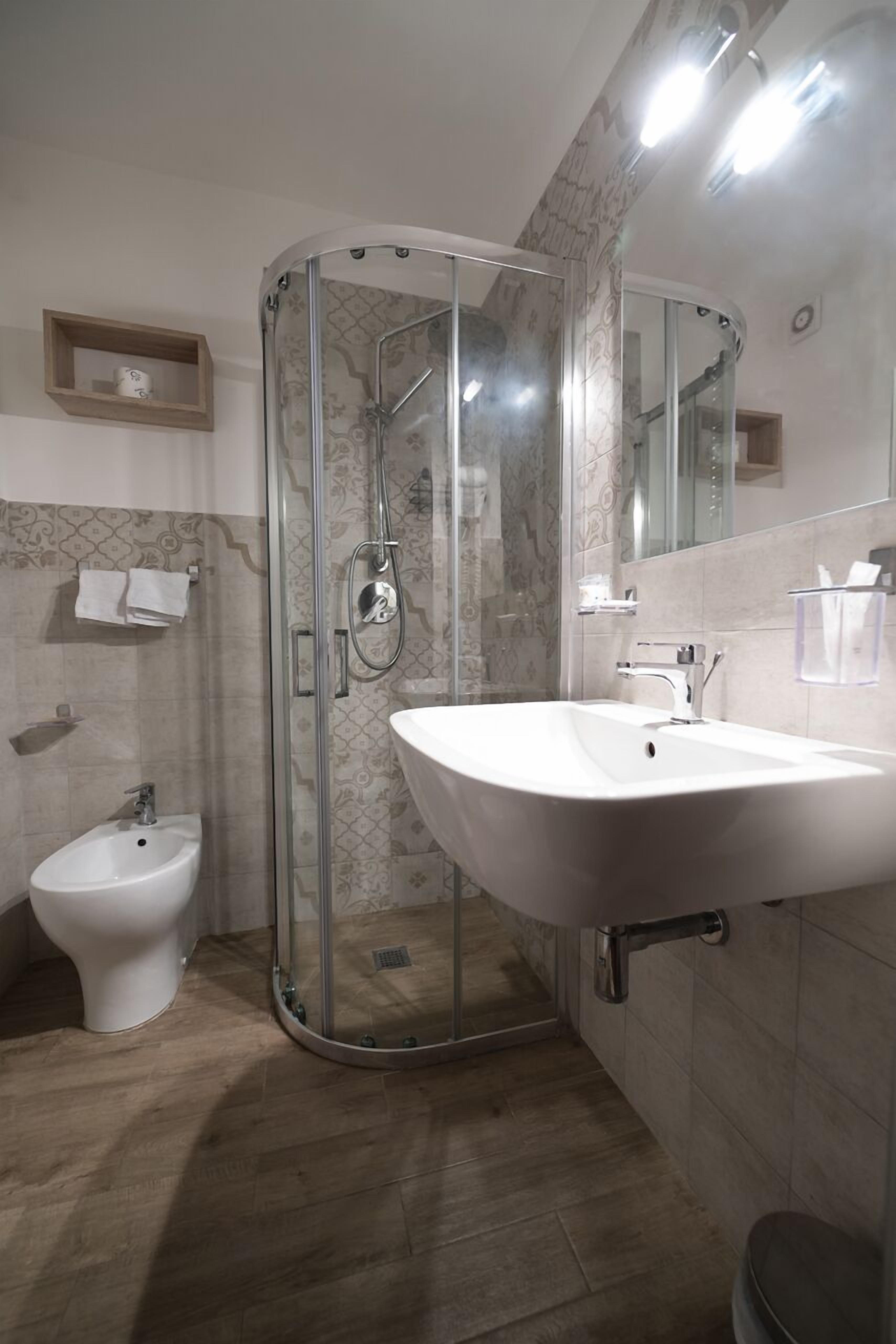 Double Room | Bathroom | Shower, free toiletries, hair dryer, bidet