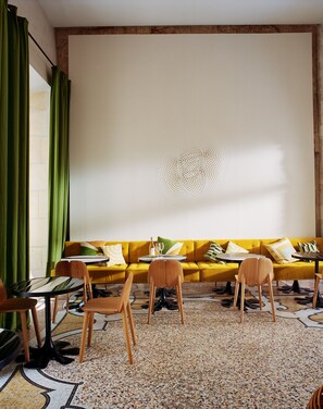 Sarapan prasmanan setiap hari (EUR 16.5 per orang)