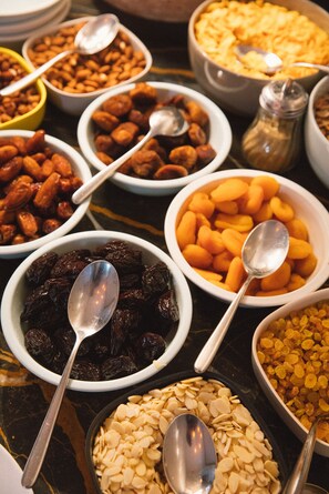 Petit-déjeuner buffet (16 EUR par personne)