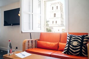 Yhden hengen huone, 1 yhden hengen sänky | Oleskelualue | Taulutelevisio