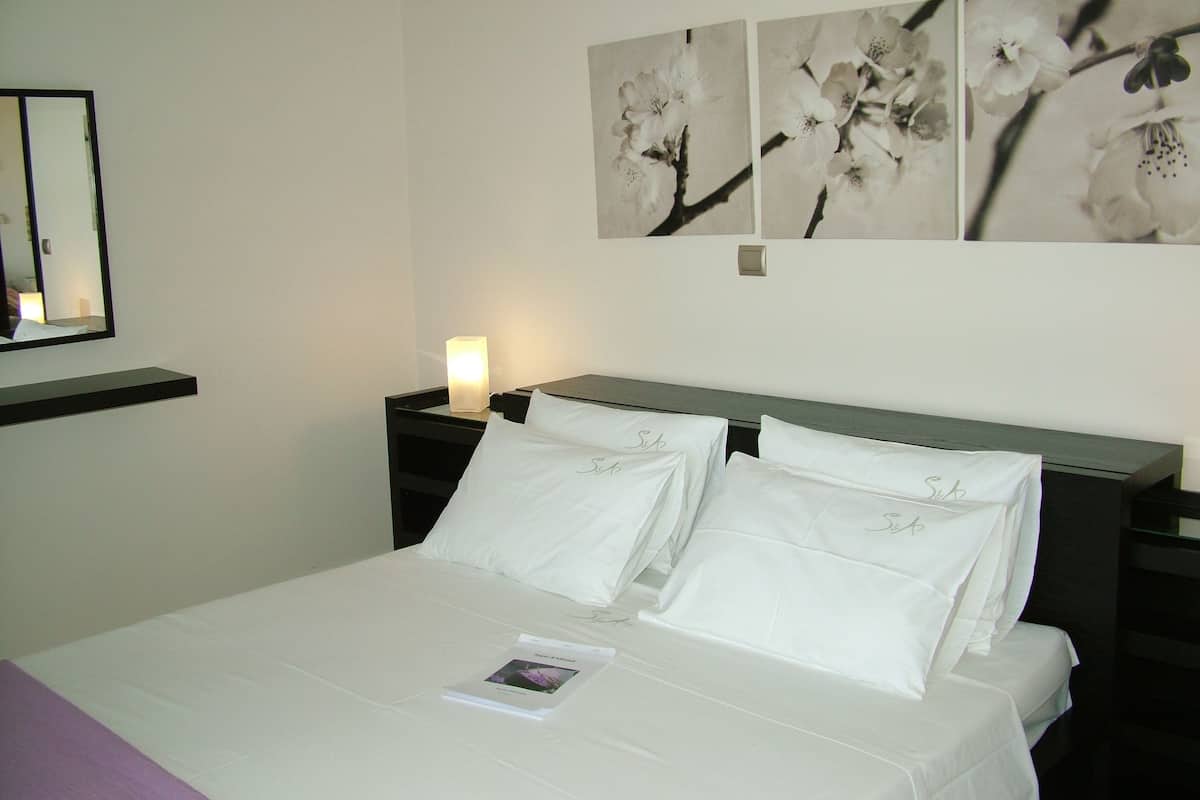 2 chambres, surmatelas, coffres-forts dans les chambres, bureau