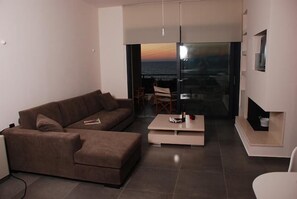 40-inch flat-screen TV with satellite channels, LCD TV, fireplace - Sugar and Almond - Luxury Apartments (Corfu)