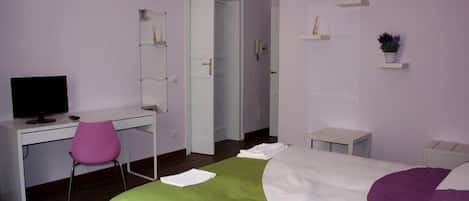 Habitación con 1 cama doble o 2 individuales | Ropa de cama de alta calidad, escritorio, wifi gratis