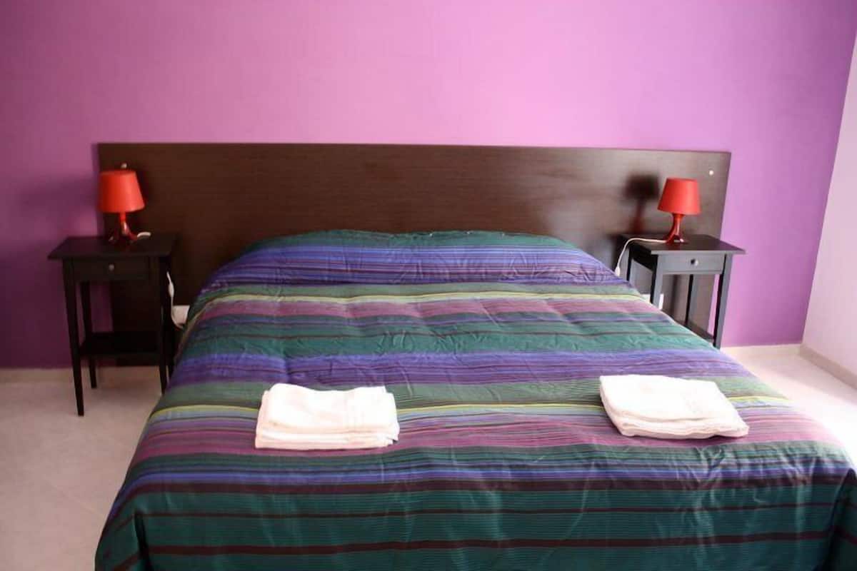 Ropa de cama de alta calidad, escritorio y wifi gratis