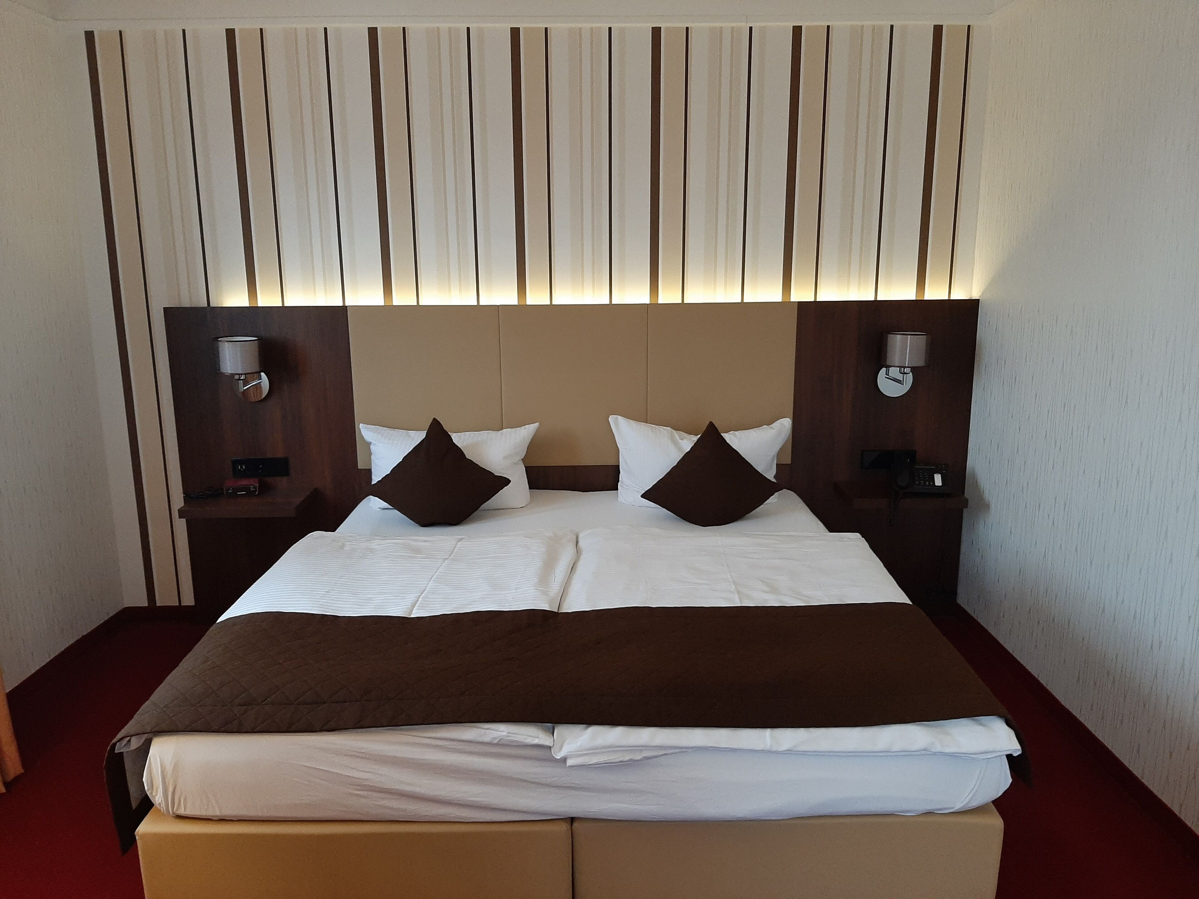 Quarto casal conforto | Roupas de cama premium, frigobar, cofres nos quartos, escrivaninha