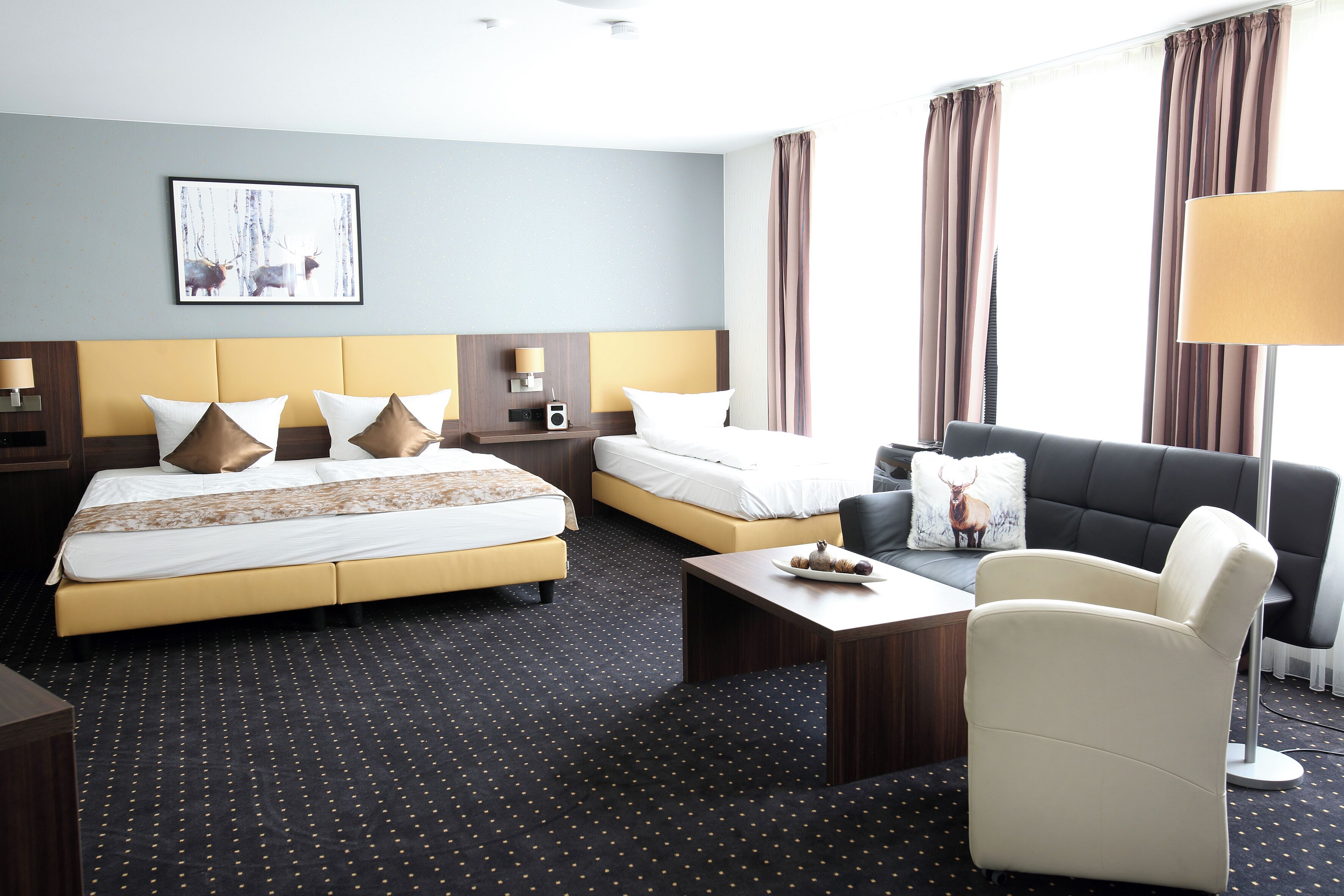 Familien-Fünfbettzimmer | Ropa de cama de alta calidad, minibar, caja fuerte y escritorio