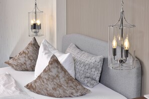 Premium bedding, minibar, in-room safe, desk - Lobinger Hotel - Weisses Ross (Langenau)