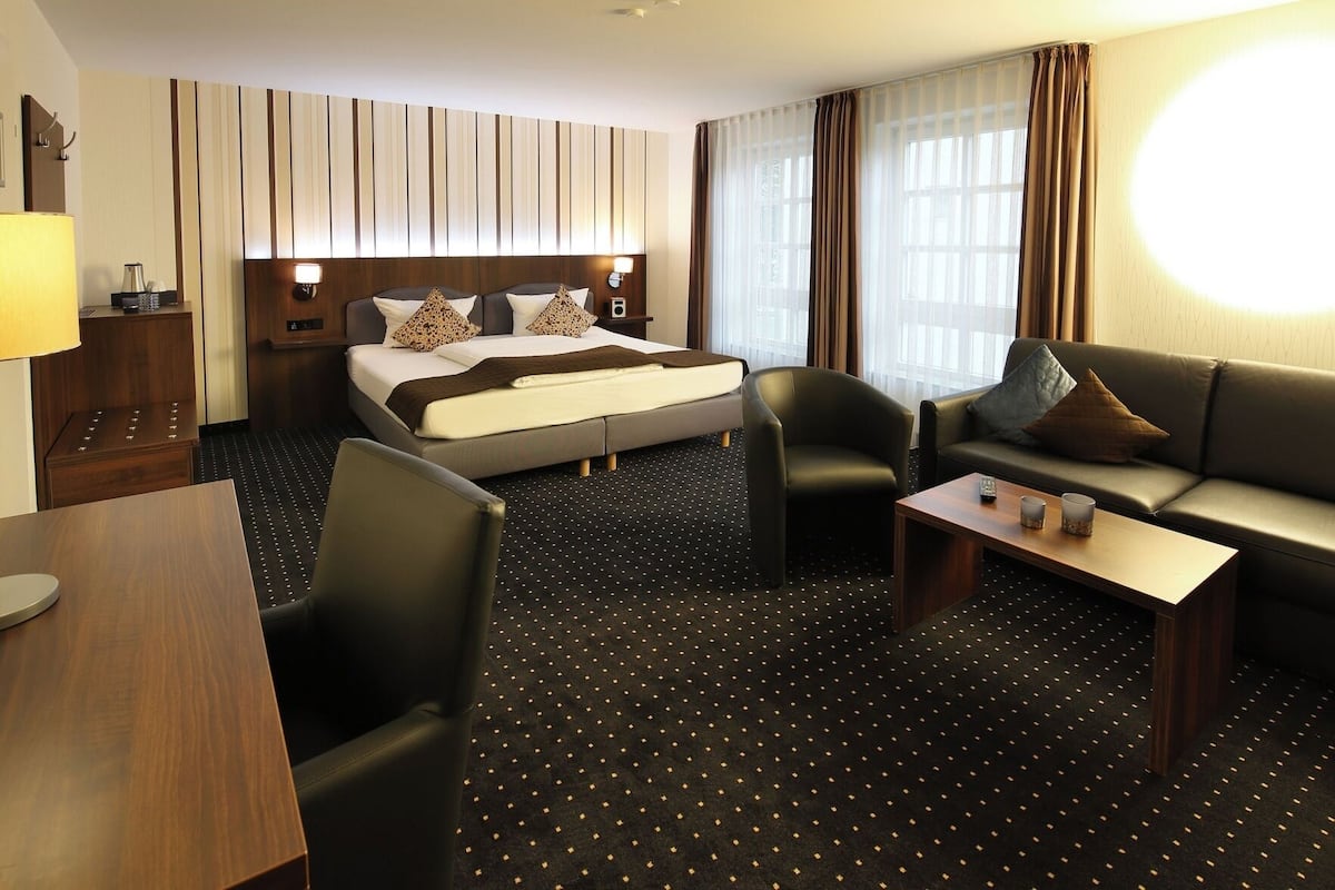 Premium bedding, minibar, in-room safe, desk
