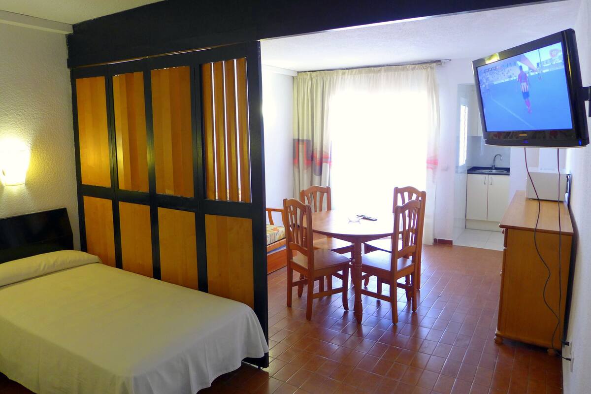 1 habitación, cortinas blackout y ropa de cama