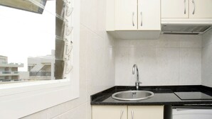 Standard Studio | Private kitchen | Fridge, microwave, cookware/dishes/utensils - Alboran (Salou)