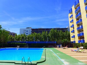Una piscina al aire libre de temporada
