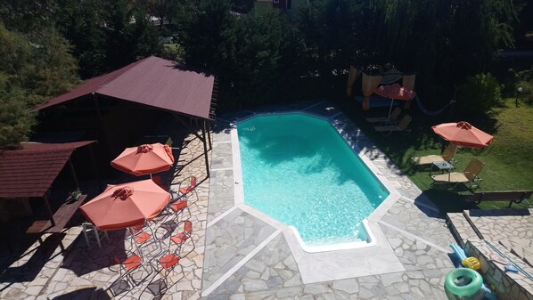 2 piscinas al aire libre, sombrillas, sillones reclinables de piscina