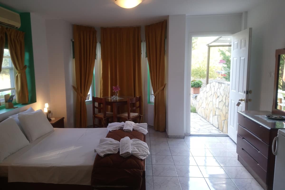 Studio | Blackout drapes, free cribs/infant beds, rollaway beds, free WiFi