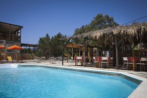 2 piscines extérieures, parasols de plage, chaises longues