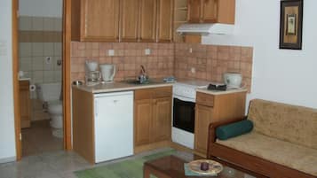Apartment, 2 Bedrooms | Private kitchen | Fridge, stovetop, coffee/tea maker, electric kettle