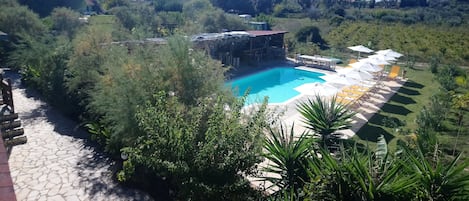 2 piscines extérieures, parasols de plage, chaises longues