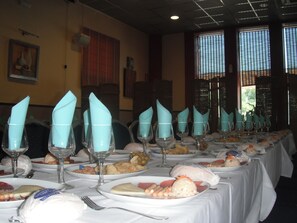 朝食、ランチ、ディナーに営業 (地中海料理、ガーデン ビュー)