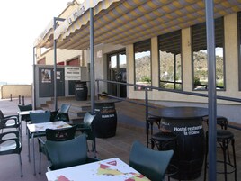 Se sirven desayunos y cocina mediterránea (con vistas al jardín) 