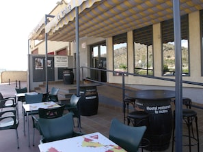 Petit déjeuner, déjeuner et dîner servis sur place, vue sur le jardin