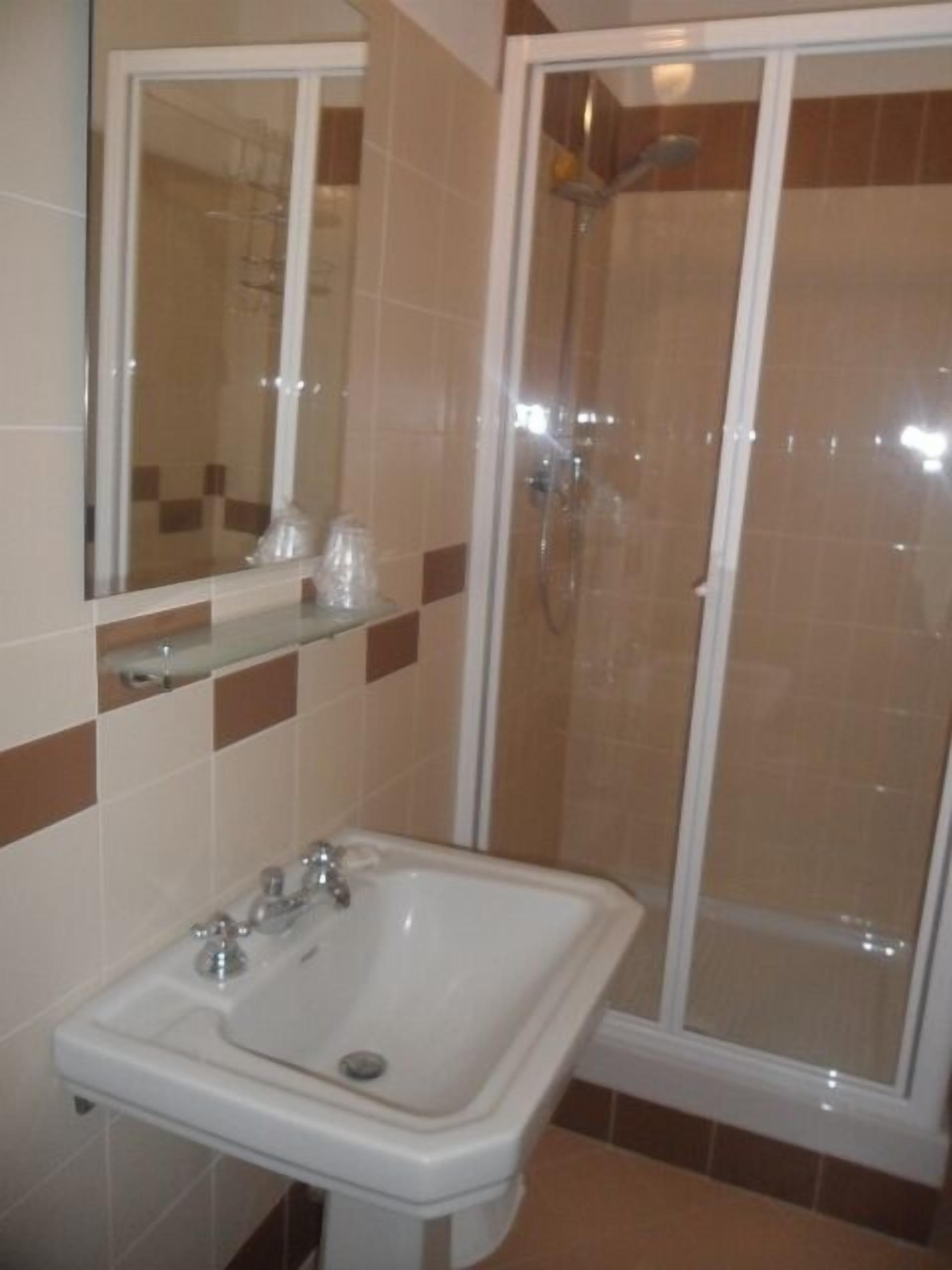classic double room | bathroom | shower, rainfall showerhead, free toiletries, hair dryer