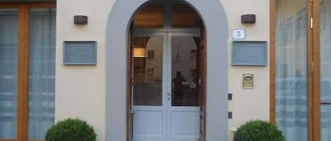 Majoituspaikan sisäänkäynti