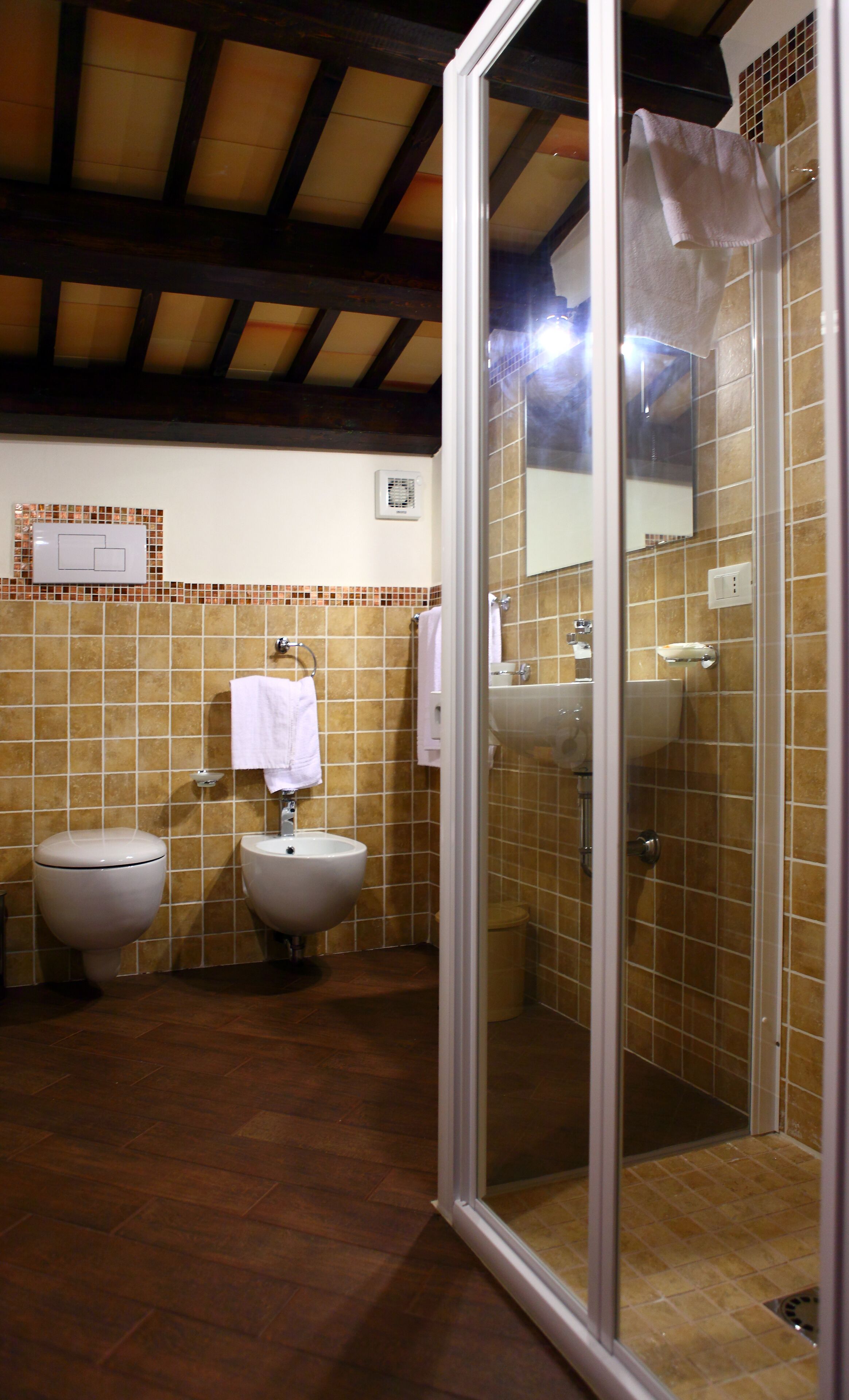Suite Junior | Bagno | Doccia, set di cortesia gratuito, asciugacapelli, bidet