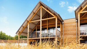 A modern wooden cabin with a balcony and a sloped roof. - Dormio Resort Berck Sur Mer (Berck-sur-Mer)