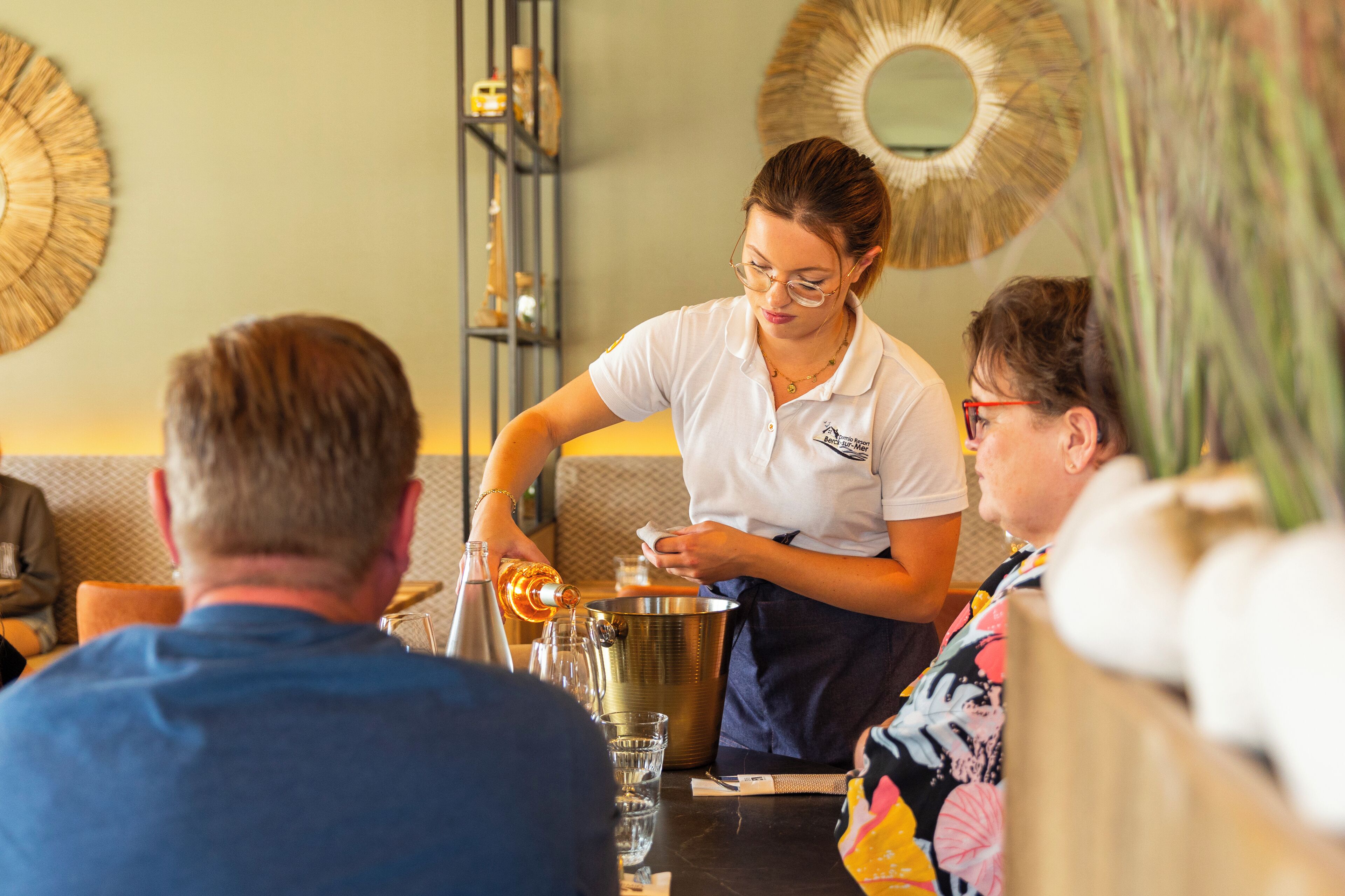 Un bar con un bartender preparando bebidas.