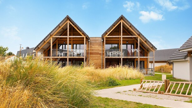 A modern wooden cabin with two balconies, each with outdoor seating. - Dormio Resort Berck Sur Mer (Berck-sur-Mer)