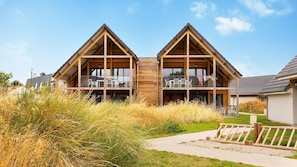 A modern wooden cabin with two balconies, each with outdoor seating. - Dormio Resort Berck Sur Mer (Berck-sur-Mer)
