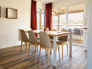 Comfort Bungalow, 3 Bedrooms (Rhone) | Dining room