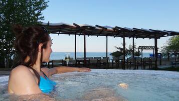 Habitación doble de uso individual | Piscina al aire libre | Una piscina al aire libre, tumbonas