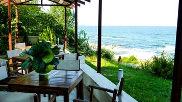 Habitación doble de uso individual | Restaurante al aire libre