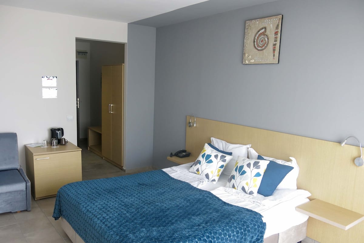 Kamer, 1 twee- of 2 eenpersoonsbedden, uitzicht op zee | Een minibar, een kluis op de kamer, een bureau, verduisterende gordijnen