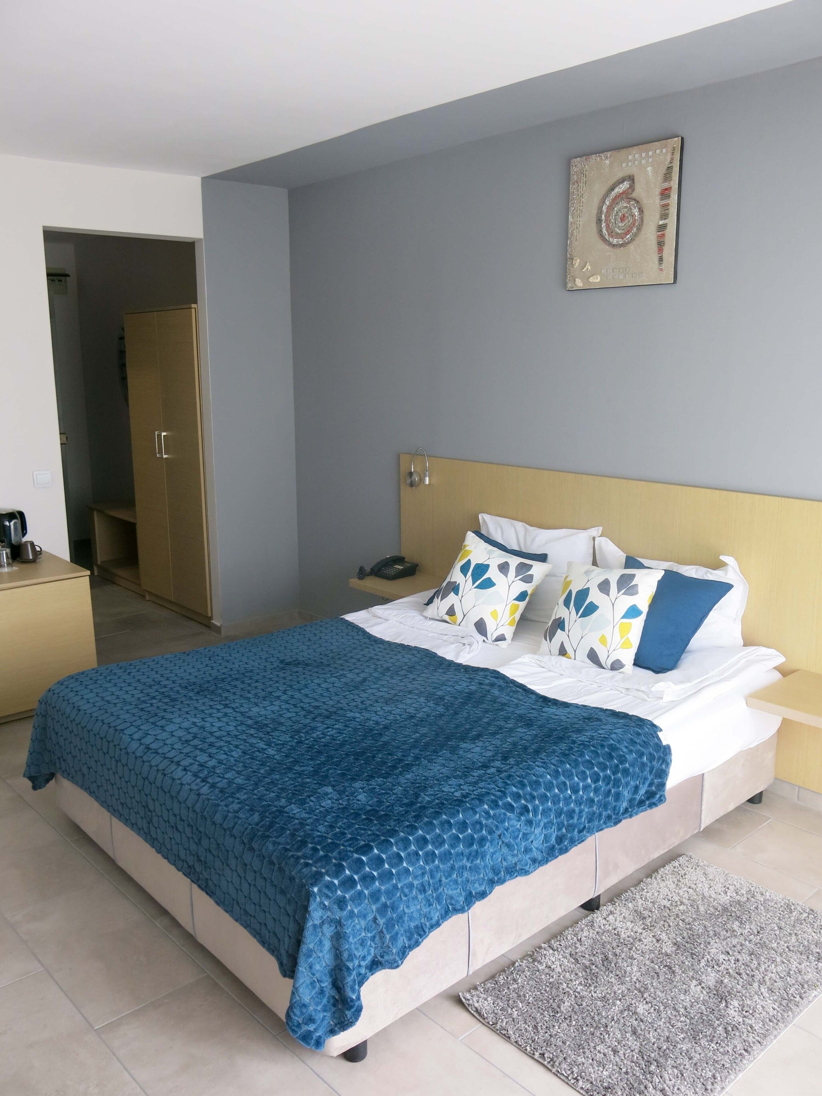 double or twin room, sea view | minibar, in-room safe, desk, blackout curtains