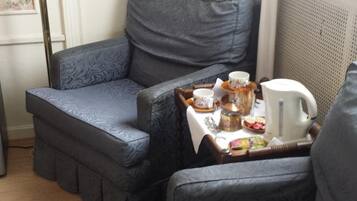 Deluxe Double Room, Garden View | Living room | 50-cm TV with digital channels