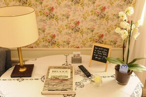 エジプト綿のシーツ、高級寝具、セレクト コンフォート製ベッド、セーフティボックス (室内)