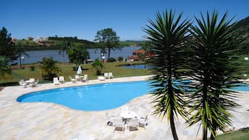 Piscina externa, espreguiçadeiras