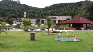 Outdoor pool, pool loungers - Hotel Nascentes da Serra (Poços de Caldas)