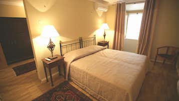Chambre Double ou avec lits jumeaux (2 adults + 1 child) | Coffres-forts dans les chambres, lits pliants/supplémentaires